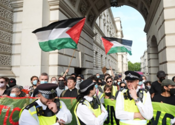 TEHRAN (Tasnim) – The United Kingdom has announced it will halt 30 of its 350 arms export licenses to Israel, citing concerns of a “clear risk” that the weapons could be involved in significant violations of international humanitarian law.