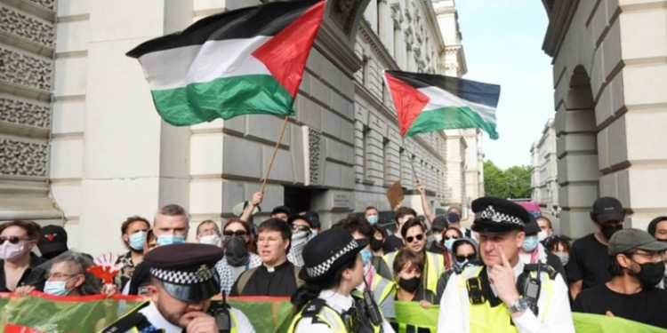 TEHRAN (Tasnim) – The United Kingdom has announced it will halt 30 of its 350 arms export licenses to Israel, citing concerns of a “clear risk” that the weapons could be involved in significant violations of international humanitarian law.