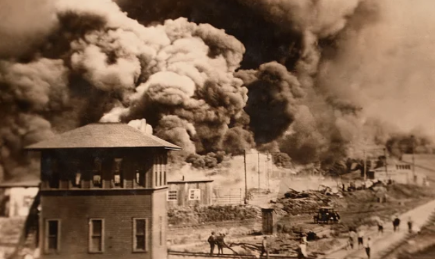 Buildings ablaze in Tulsa, Oklahoma, in June 1921. (Universal Images Group via Getty Images)