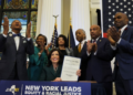 New York Governor Kathy Hochul (center) signs a bill creating the state’s reparations commission. © MICHAEL M. SANTIAGO / GETTY IMAGES NORTH AMERICA / GETTY IMAGES VIA AFP