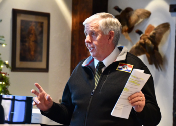 Governor Mike Parson addresses Republican members of the Missouri Senate during the GOP’s annual caucus in Branson, November 2020 (Photo credit: Missouri Governor’s Office).