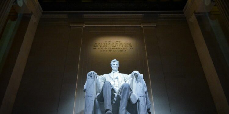abraham lincoln statue