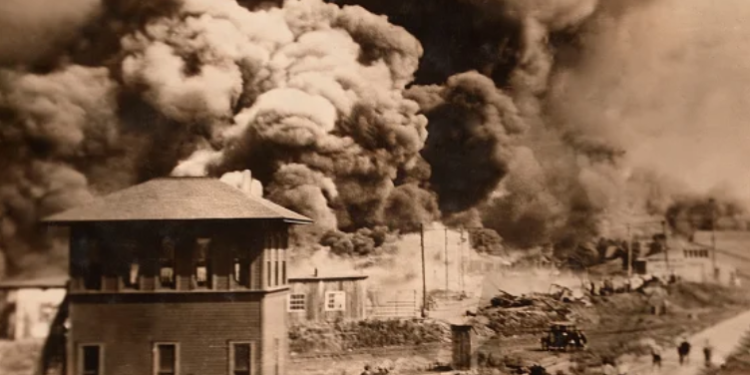 Buildings engulfed in flames in Tulsa, Oklahoma, June 1921. (Universal Images Group via Getty Images)